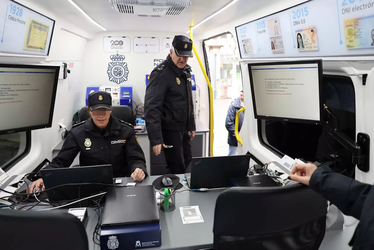 policia-dni-furgoneta-efe