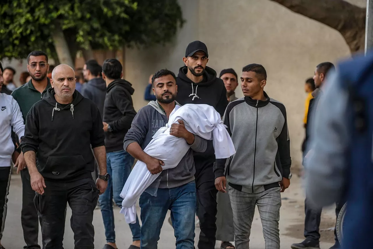 cuerpo-ataque-escuela-gaza-efe