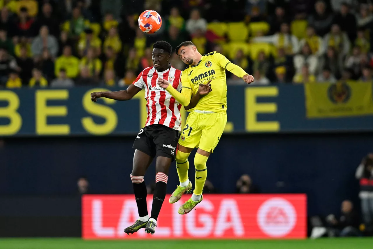 Adama Boiro rematando de cabeza. Foto: EFE