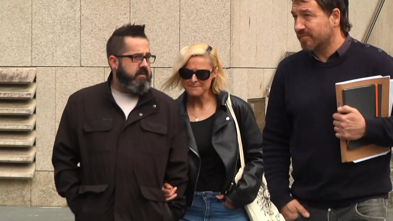 Amaia Zabarte junto a su marido y su abogado