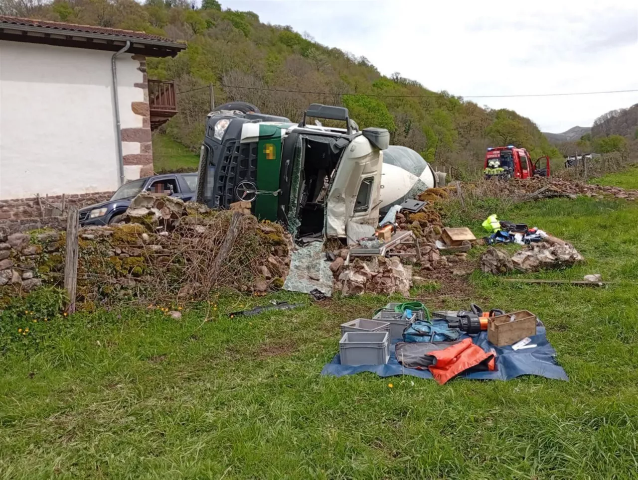 Baztan-camion-hormigonera-accidente-bomberos-navarra