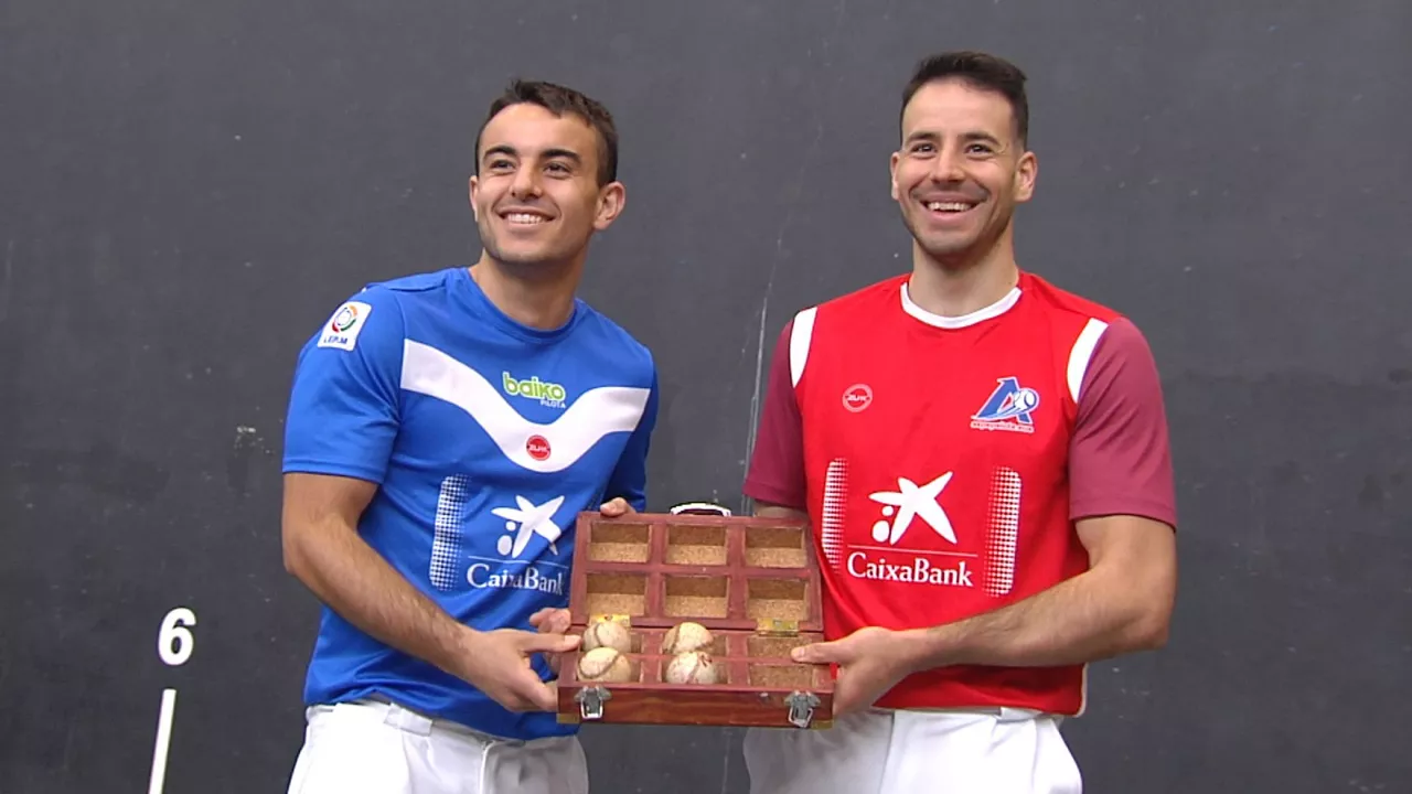 Dario eta Larrazabal, material hautaketan