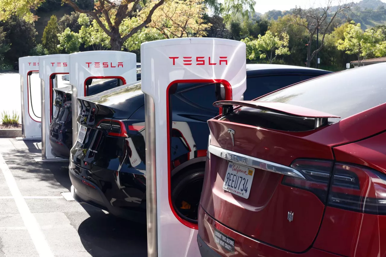 Tesla-punto-de-carga-coche-electrico-efe