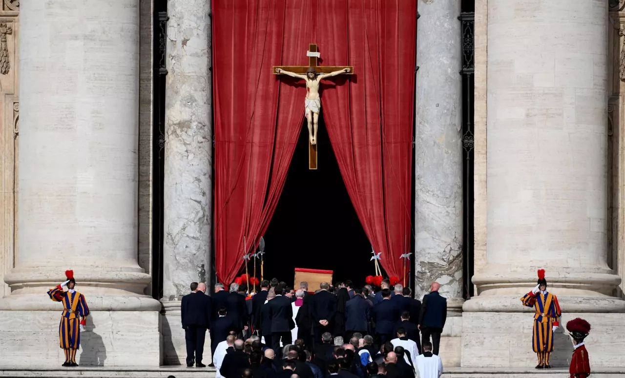 aita santua san petriren basilika papa-procesion-basilica-san-pedro-efe