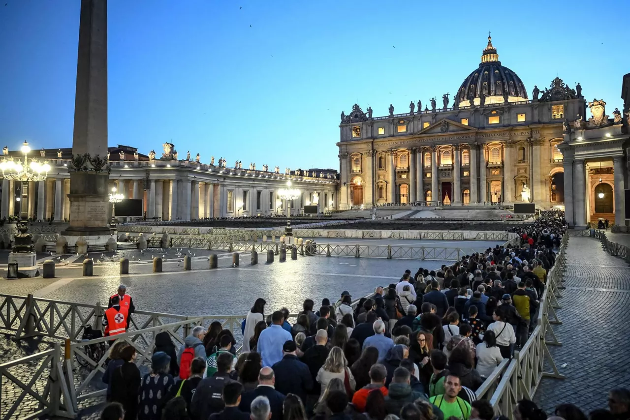 colas papa francisco san pedro basilica ilarak-frantzisko-aita-santua-san-petri-basilika-erroma-efe