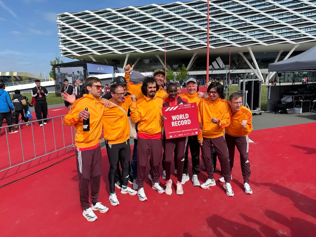 Agnes Jebet con su equipo de Kenia Foto: @OlympicsKe