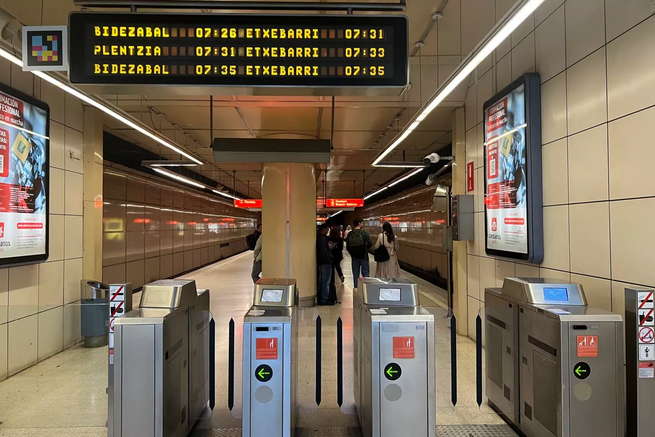 itzalaldiaren biharamuna martxan bilboko metroa-bilbao-operativo-tras-apagon-efe