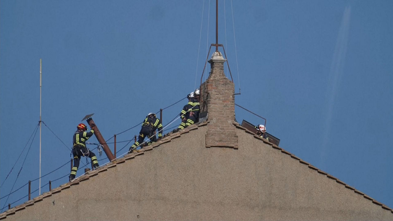 20250502105753_chimenea-vaticano_