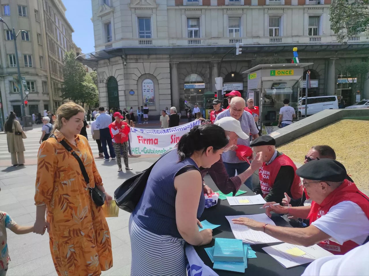 EuropaPress_6694897_recogida_firmas_movimiento_pensionistas_euskal_herria_bilbao