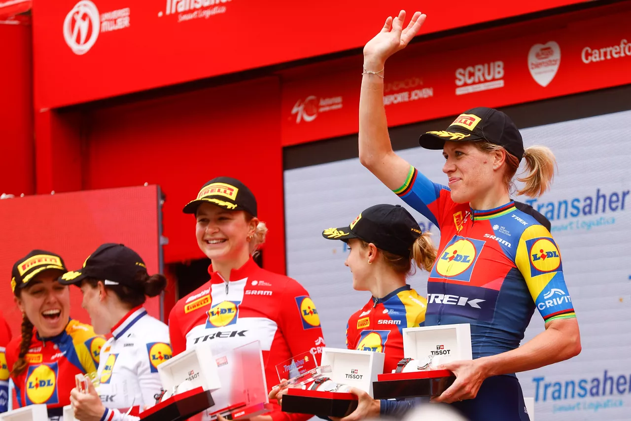 Ellen van Dijk celebra con sus compañeras de equipo la victoria. Foto: EFE