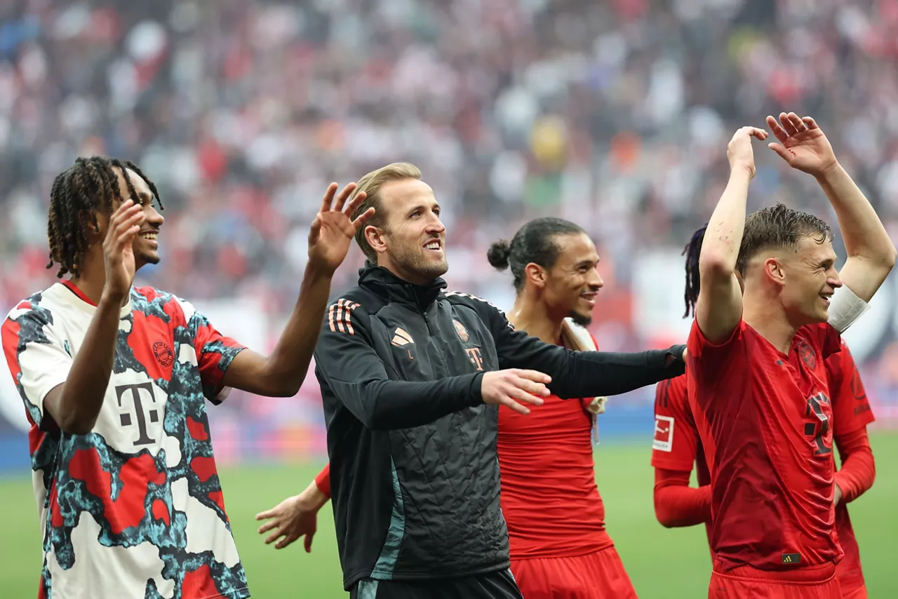 Harry Kane y sus compañeros saludan a los aficionados del Bayern. Foto: Efe.