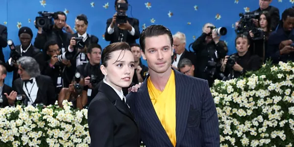 Aimee Lou Wood y Patrick Schwarzenegger. Foto: EFE