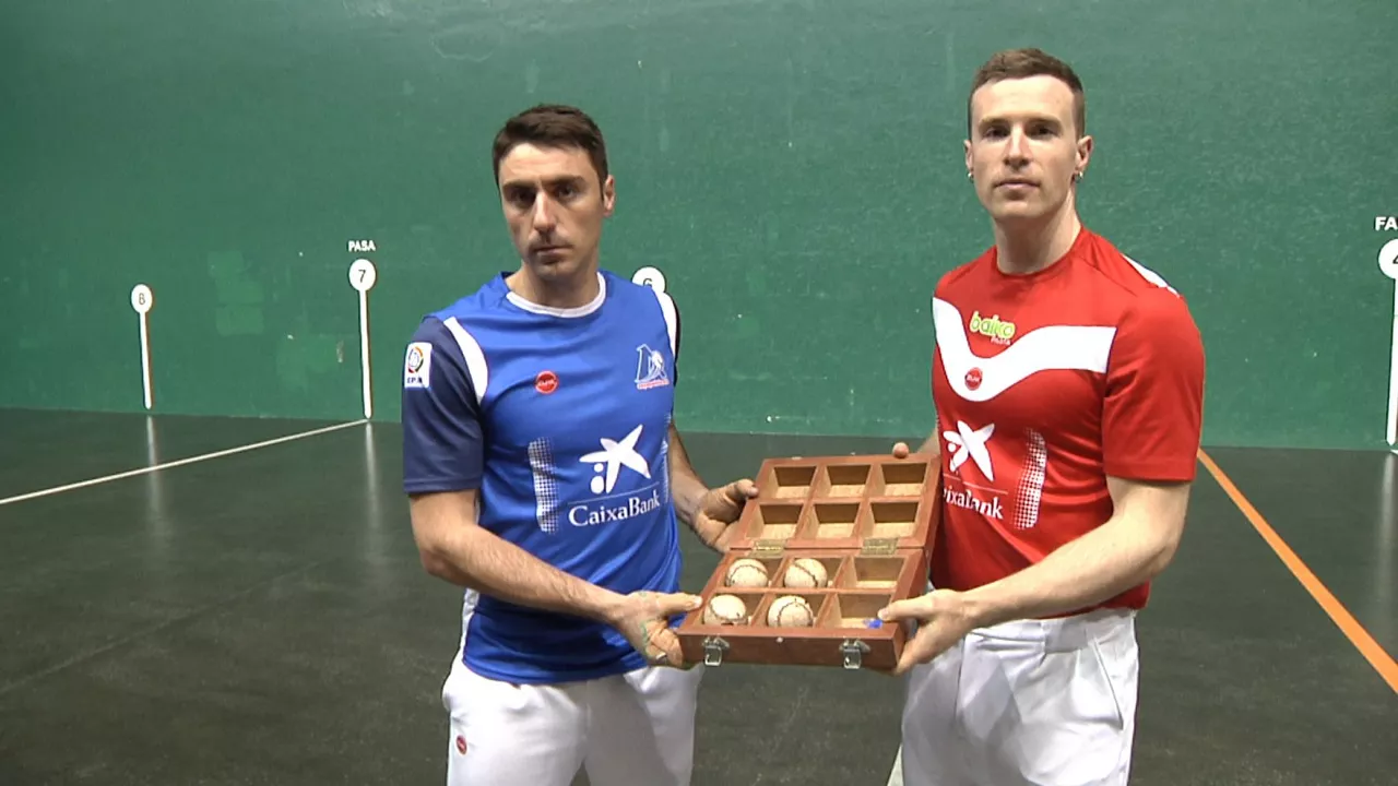 Peio Etxeberria eta Iñaki Artola, material-hautaketan