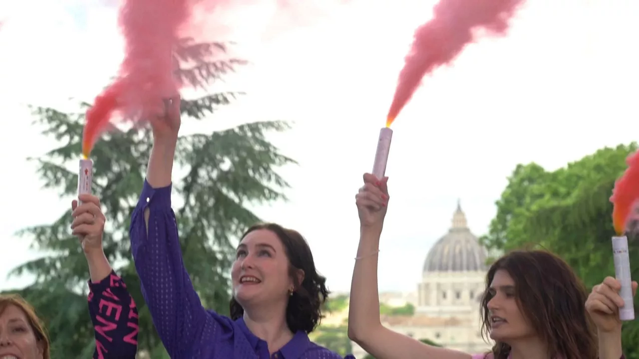 20250508171525_fumata-rosa-por-mujeres-frente-al-vaticano_