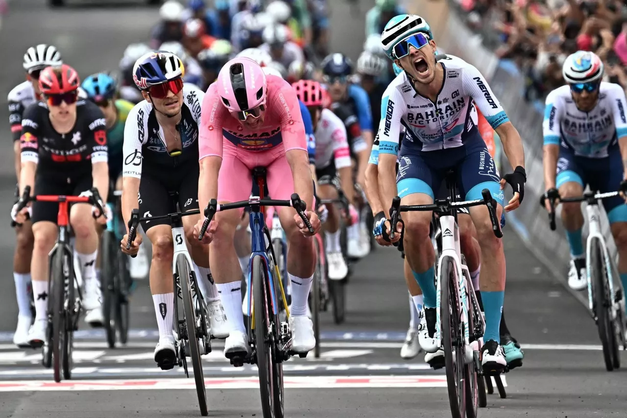 MADS_PEDERSEN_EDOARDO_ZAMBANINI_TOM_PIDCOCK_ITALIAKO_GIROA_2025_ESPRINTA_EFE