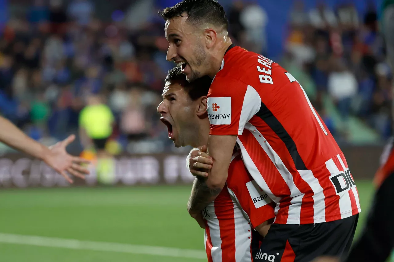 Guruzeta y Berenguer celebran el primer gol. Foto: EFE