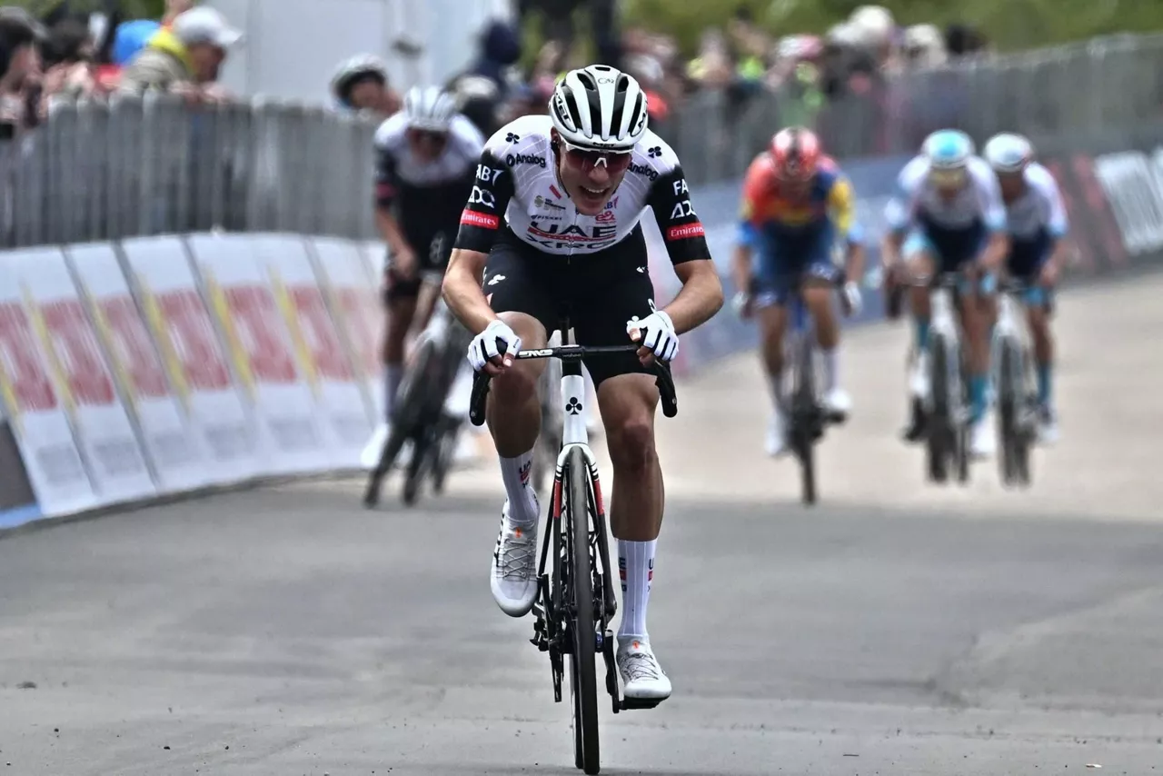 JUAN_AYUSO_ITALIAKO_GIROA_2025_UAE_ TEAM_EMIRATES_EFE_IRABAZLEA_7_ETAPA