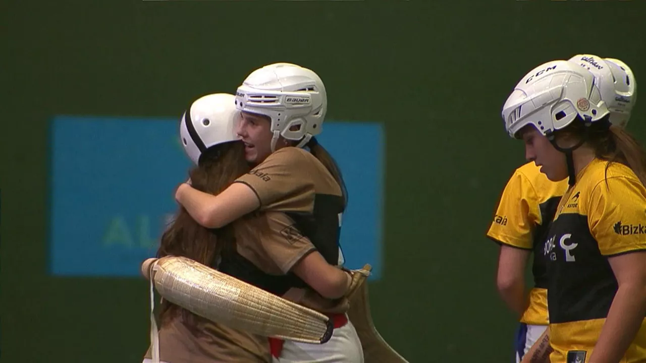 Elaia eta Frida Iron Cup