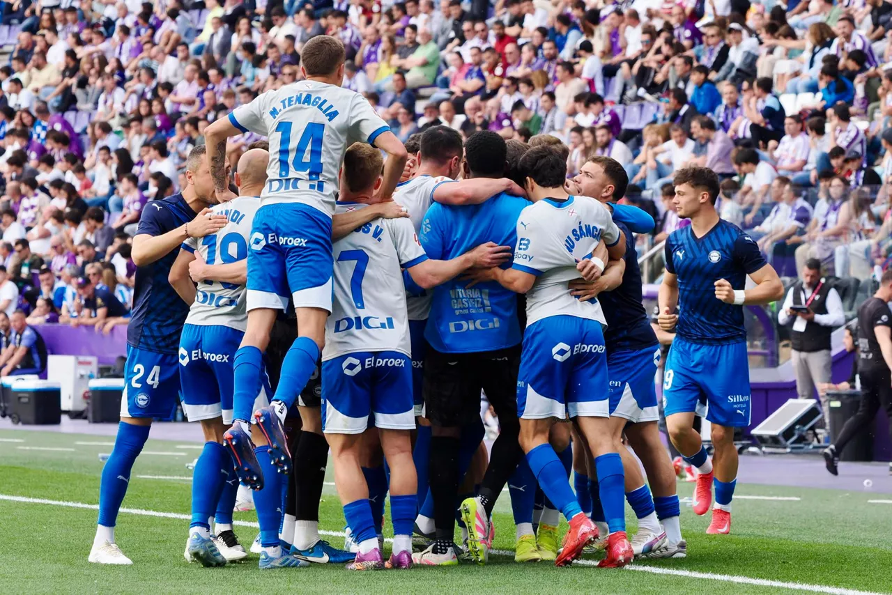 Los jugadores del Alavés celebran el gol de Kike García. EFE