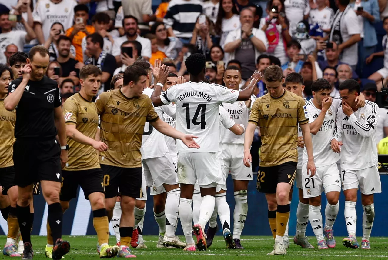 Jugadores de la Real, después de uno de los goles de Mbappé. Foto: Efe.