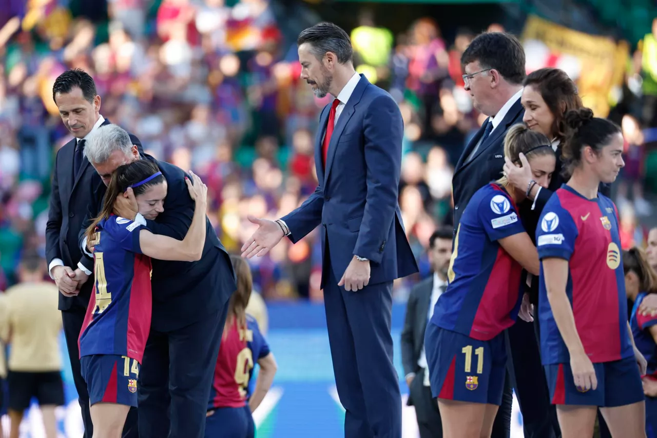 Joan Laporta abraza a Aitana Bonmatí. EFE