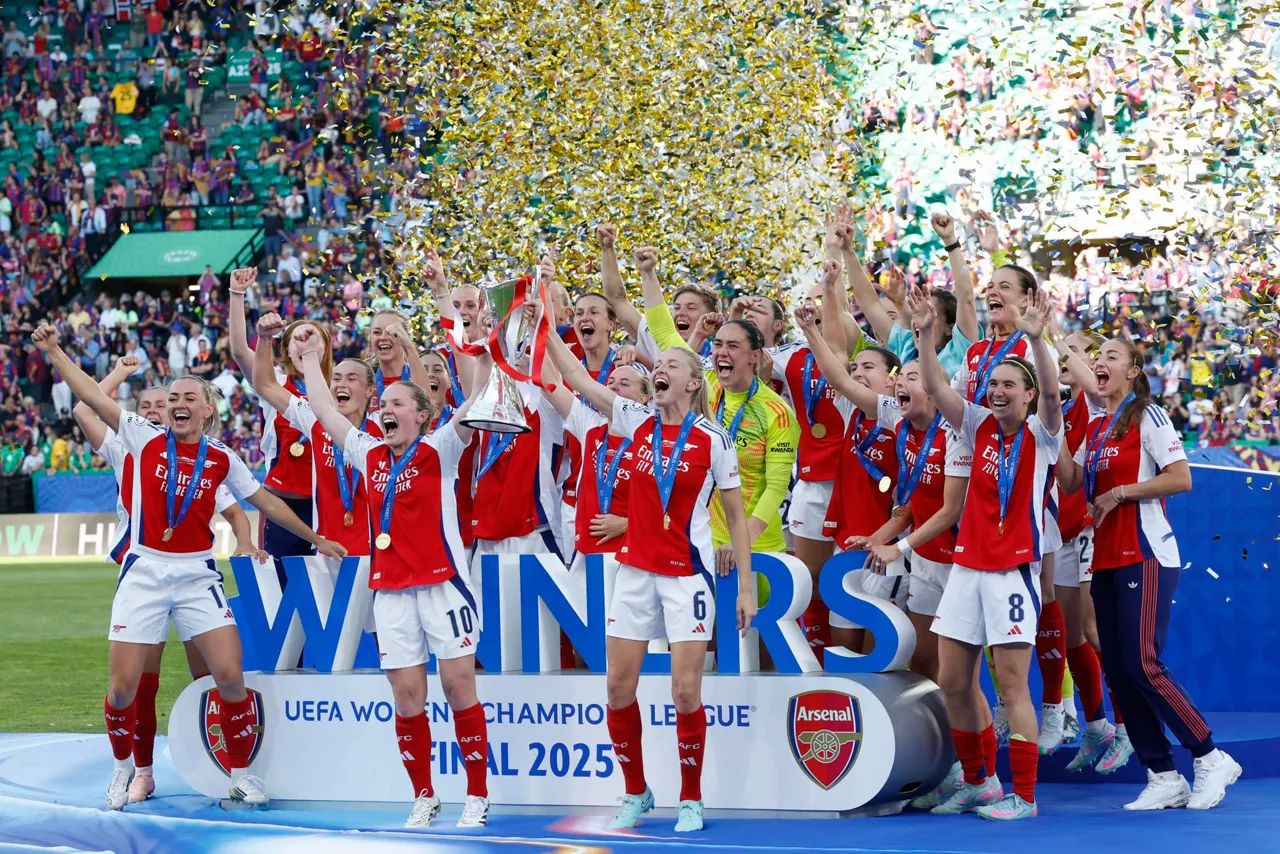 Las jugadoras del Arsenal levantan la Champions al cielo de Lisboa. EFE