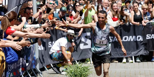 Elhousine Elazzaoui, en la meta de Zegama. EFE