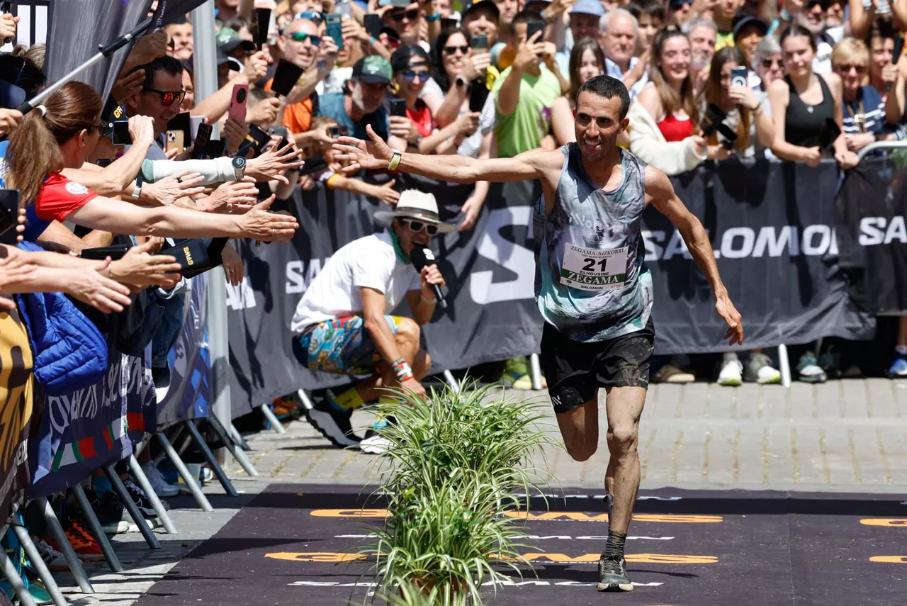 Elhousine Elazzaoui, en la meta de Zegama. EFE