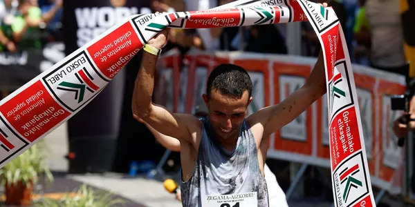 Elhousine Elazzaoui, en la meta de Zegama. EFE