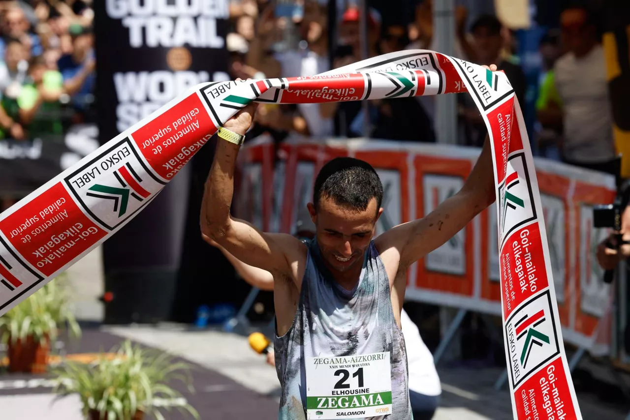 Elhousine Elazzaoui, en la meta de Zegama. EFE