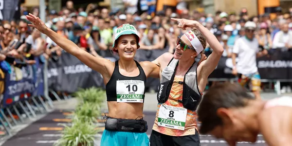 Sara Alonso y Judith Wyder, en la meta de Zegama. EFE