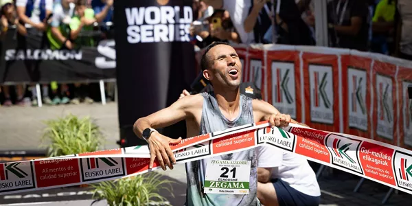 Elhousine Elazzaoui, en la meta de Zegama. EFE