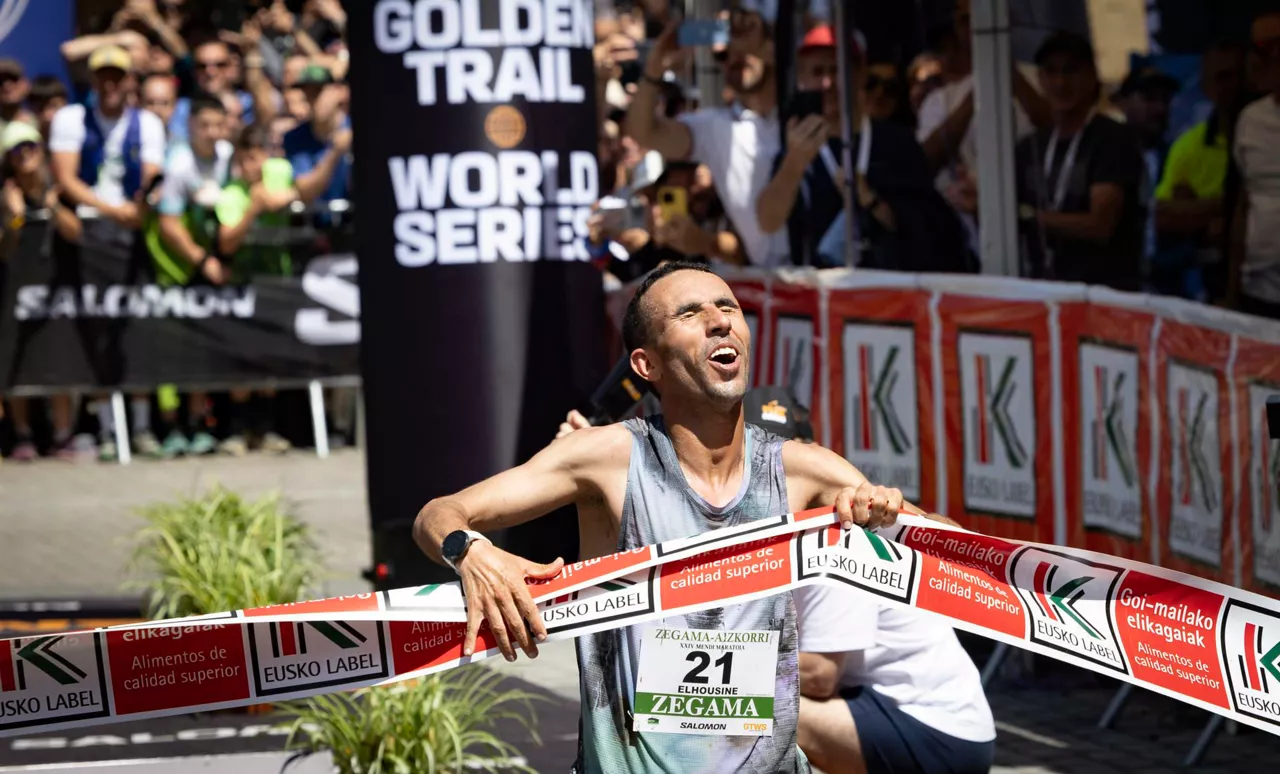 Elhousine Elazzaoui, en la meta de Zegama. EFE