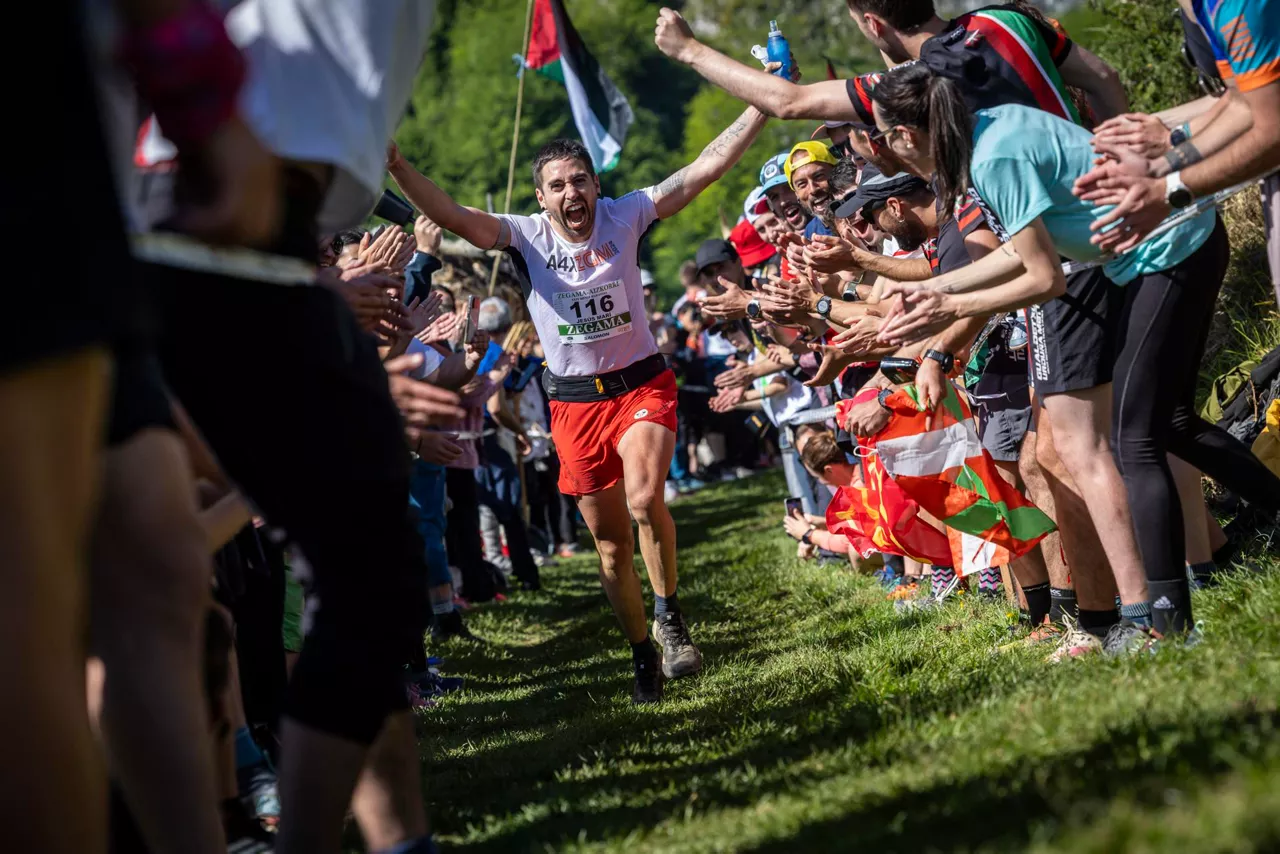 Un atleta recibe el apoyo del público durante una ascensión. EFE