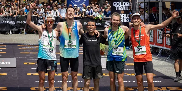 Los cinco primeros clasificados, posan juntos en la meta de Zegama. EFE