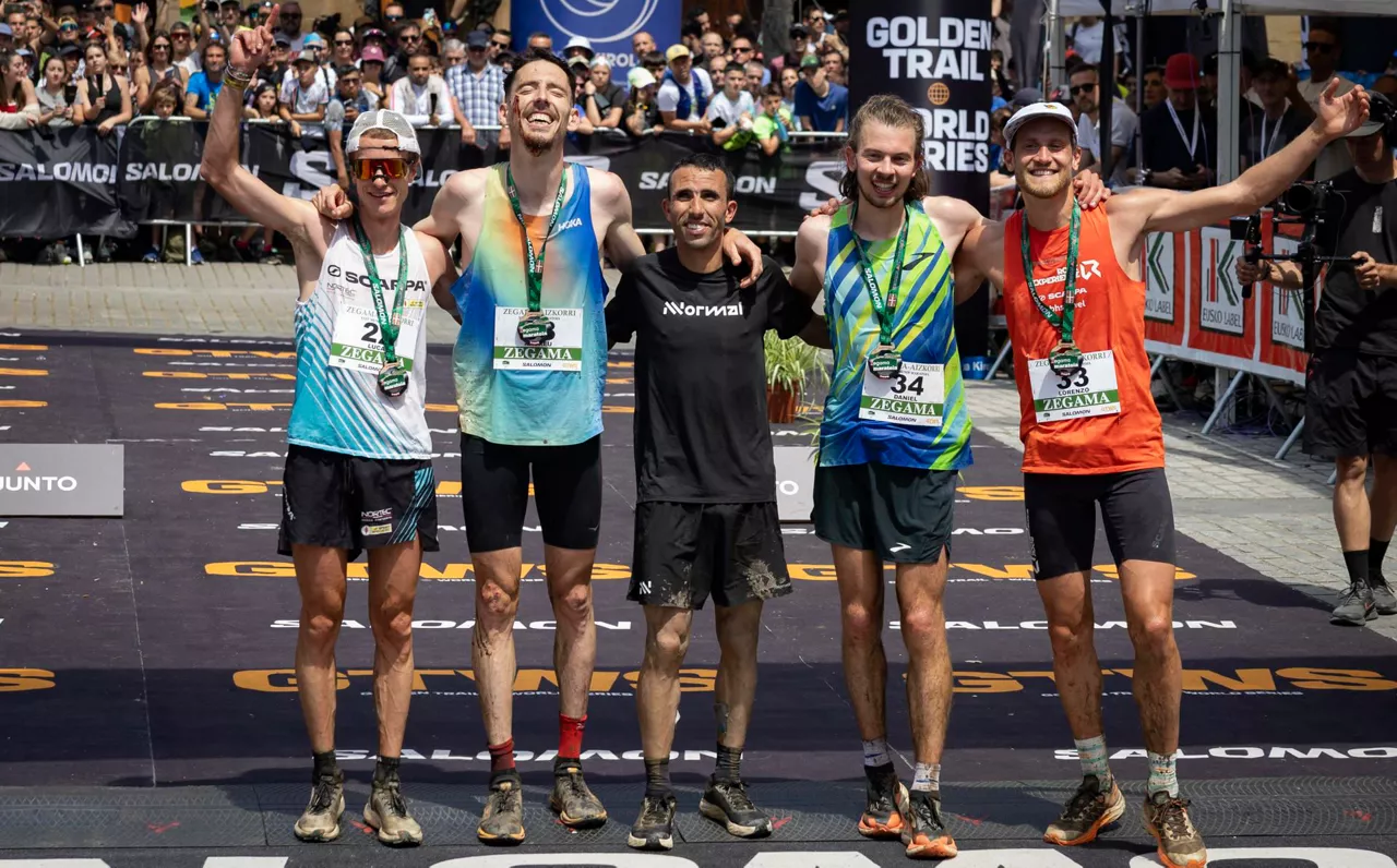 Los cinco primeros clasificados, posan juntos en la meta de Zegama. EFE