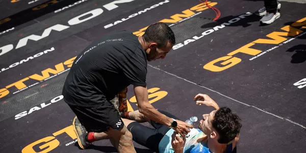 Elhousine Elazzaoui, ayuda en la meta a un exhausto Andreu Blanes. EFE