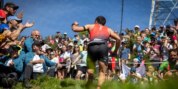 Un atleta recibe el apoyo del público durante una ascensión. EFE