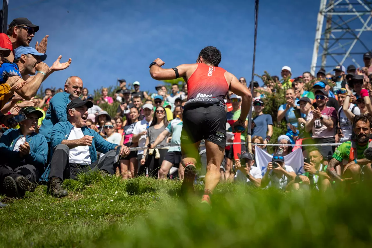 Un atleta recibe el apoyo del público durante una ascensión. EFE