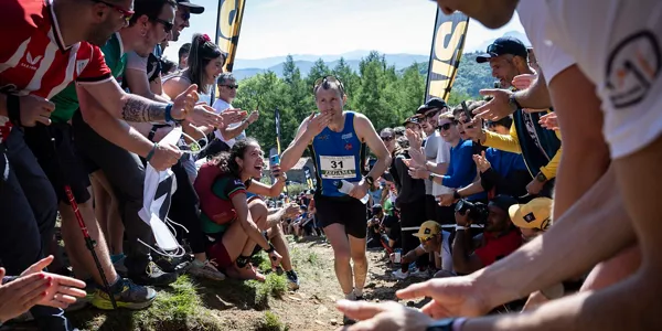 Un atleta recibe el apoyo del público durante una ascensión. EFE