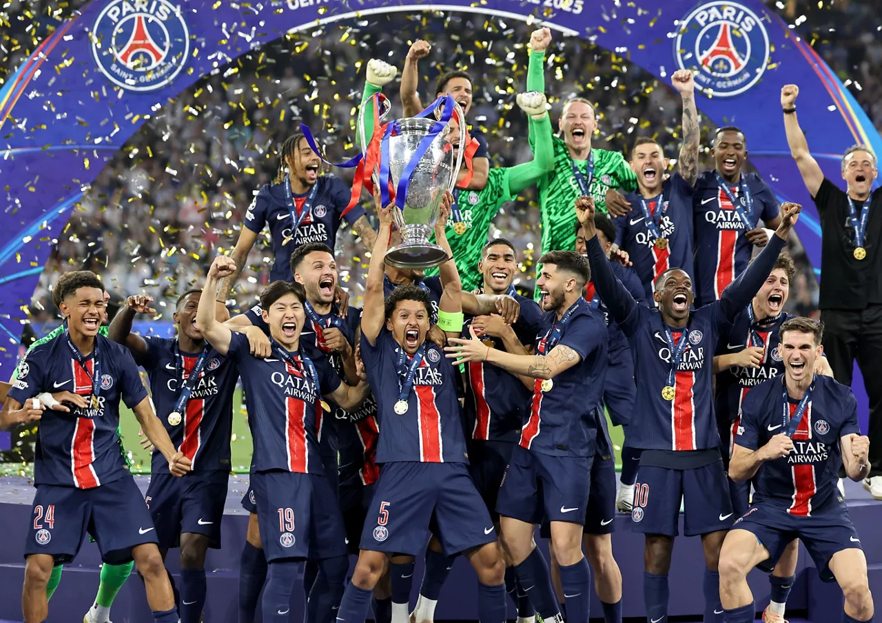 Jugadores del PSG levantando la copa. Foto: EFE