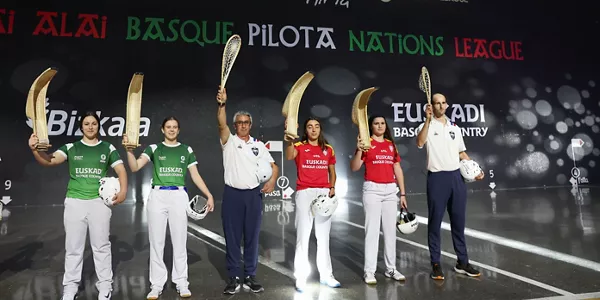 Las puntistas de Euskadi y España saludan al público antes de la final. EFE