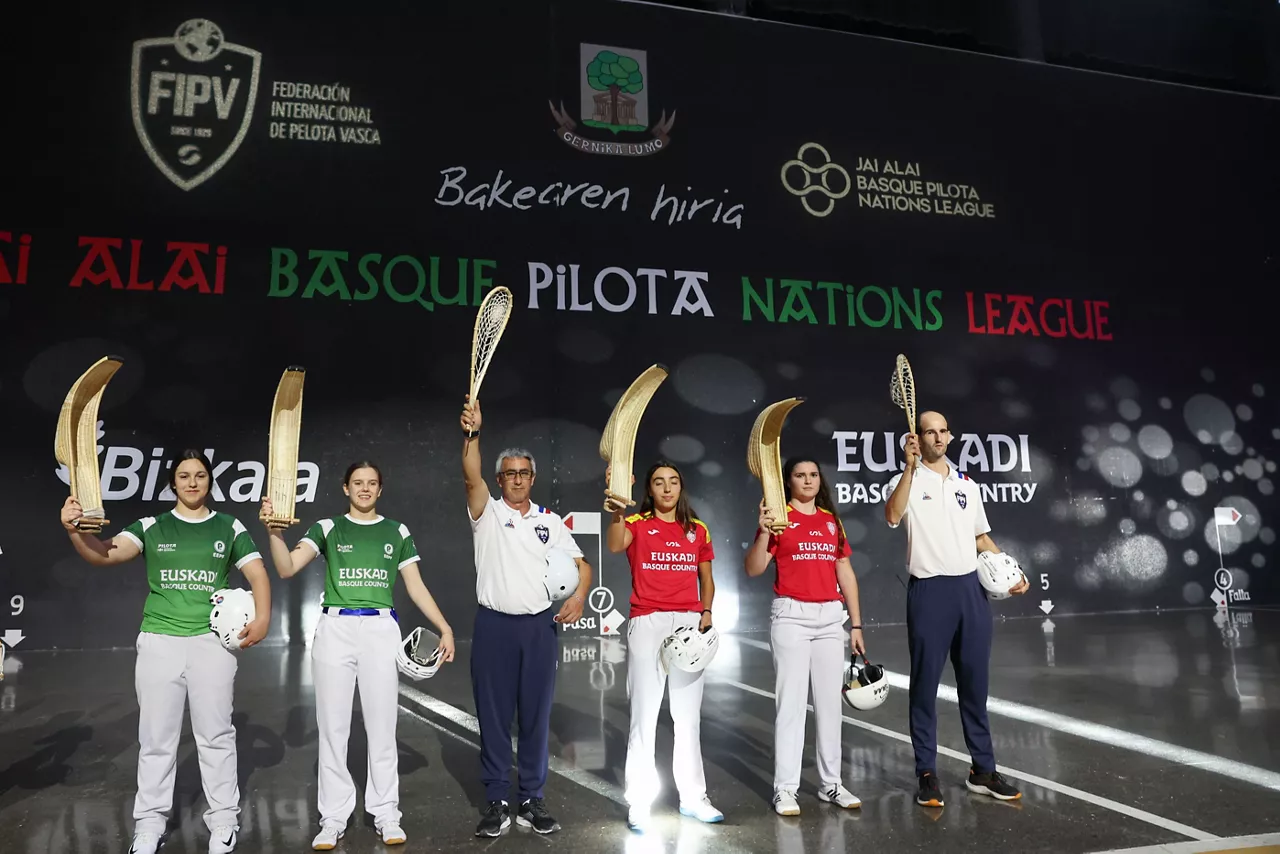 Las puntistas de Euskadi y España saludan al público antes de la final. EFE