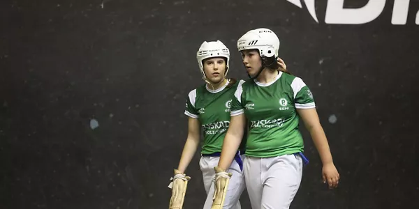 Elaia Gogenola y Maia Goikoetxea durante la final. EFE