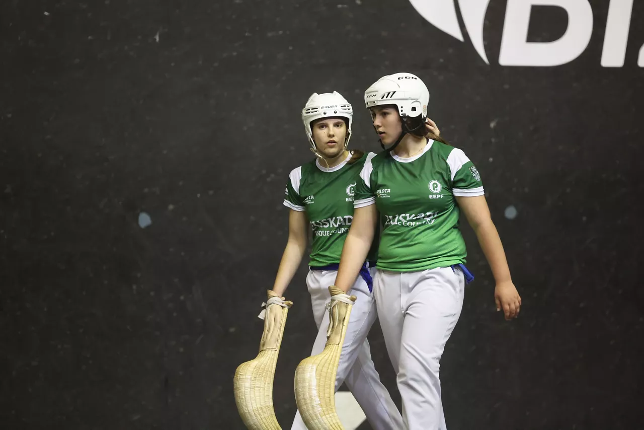 Elaia Gogenola y Maia Goikoetxea durante la final. EFE