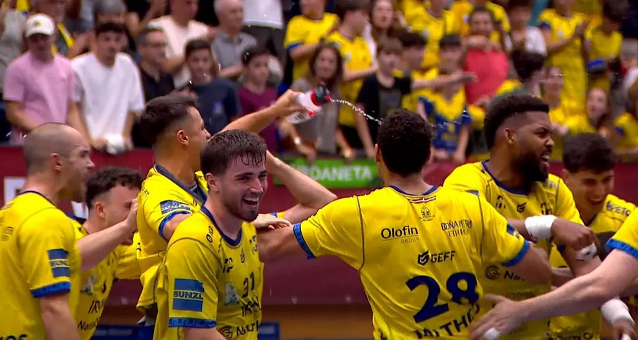 BIDASOA-JUGADORES-CELEBRACION-COPA