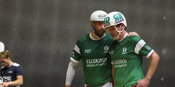 Imanol López y Aritz Erkiaga durante la final. EFE