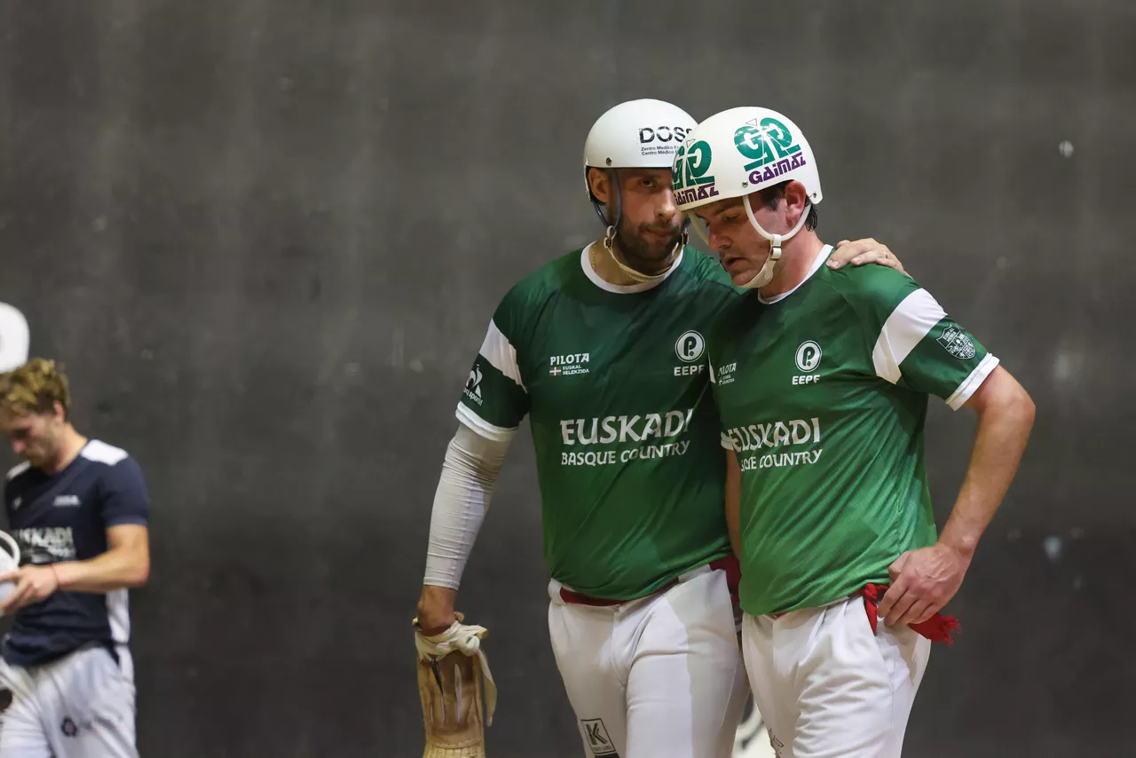 Imanol López y Aritz Erkiaga durante la final. EFE