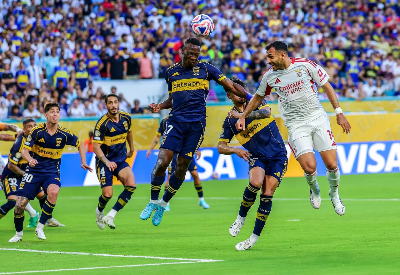 Imagen del partido entre el Boca Juniors y Benfica. EFE