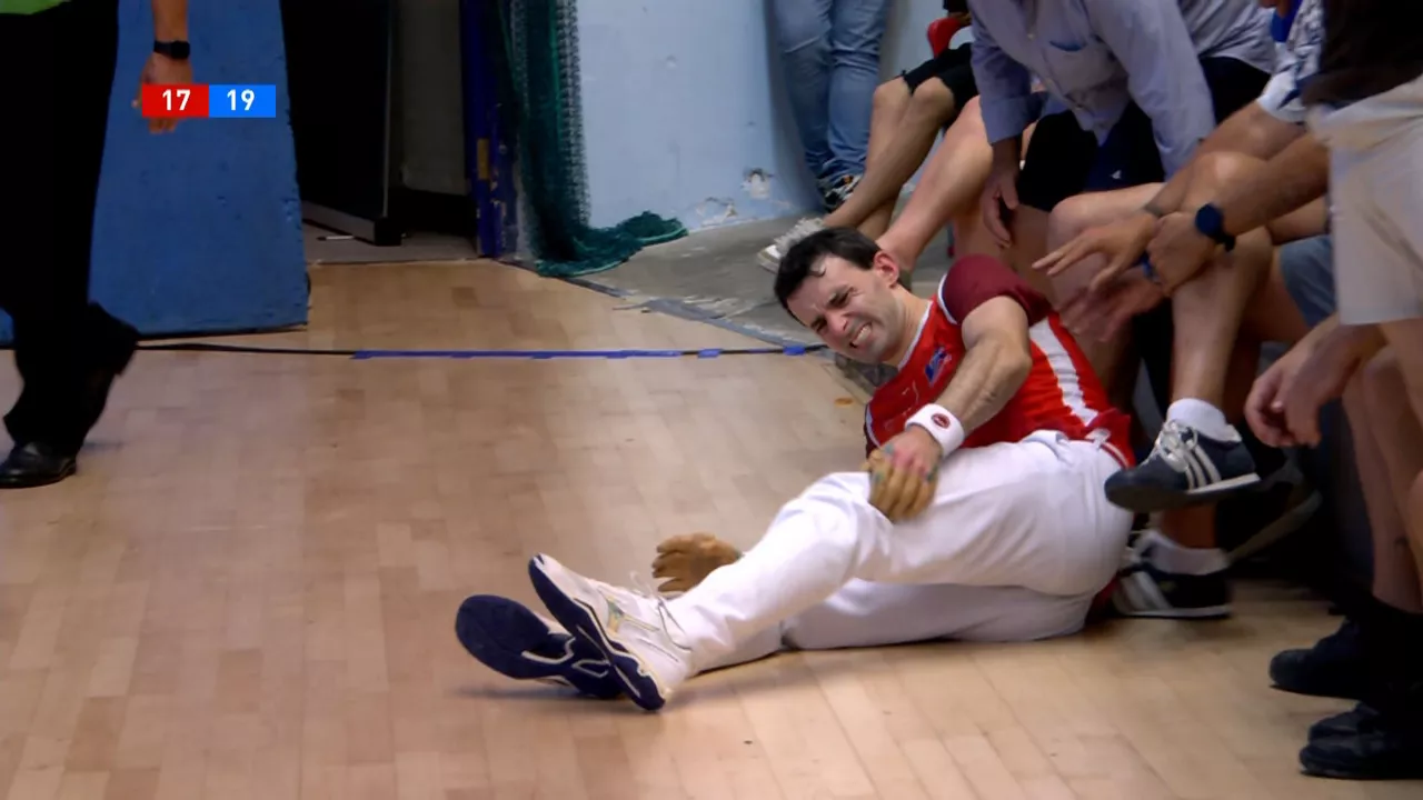 Jokin Altuna, belaunean min hartu zuen momentuan. Irudia: EITB